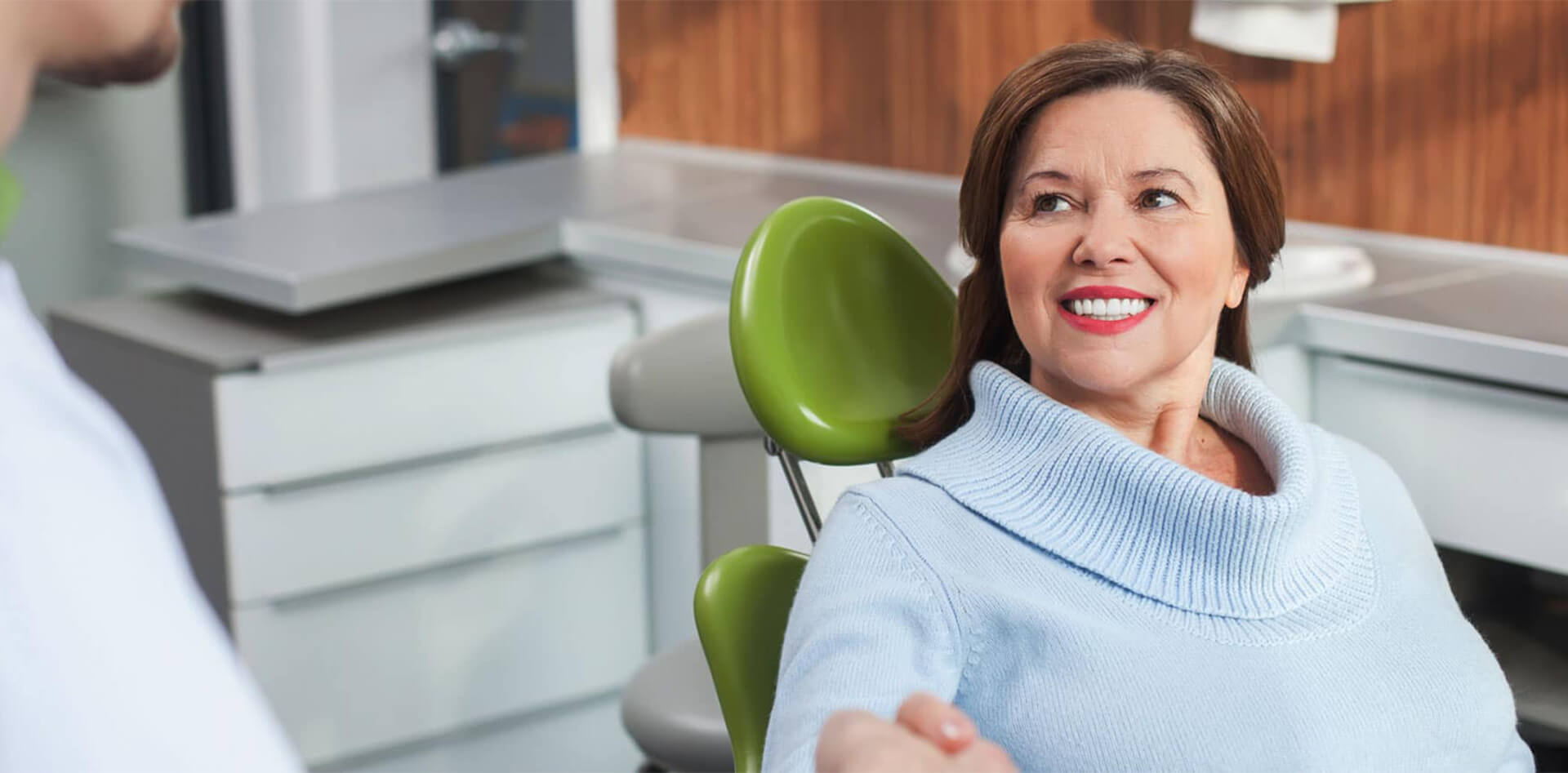 woman visiting the dentist